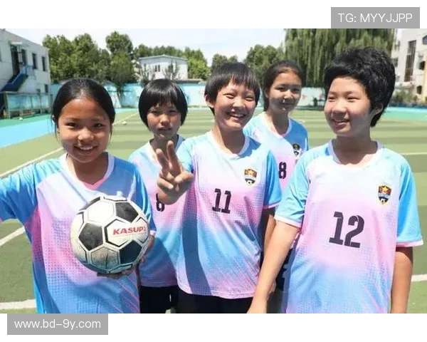 小球场热血拼搏激情四射为足球梦想呐喊助威共燃青春